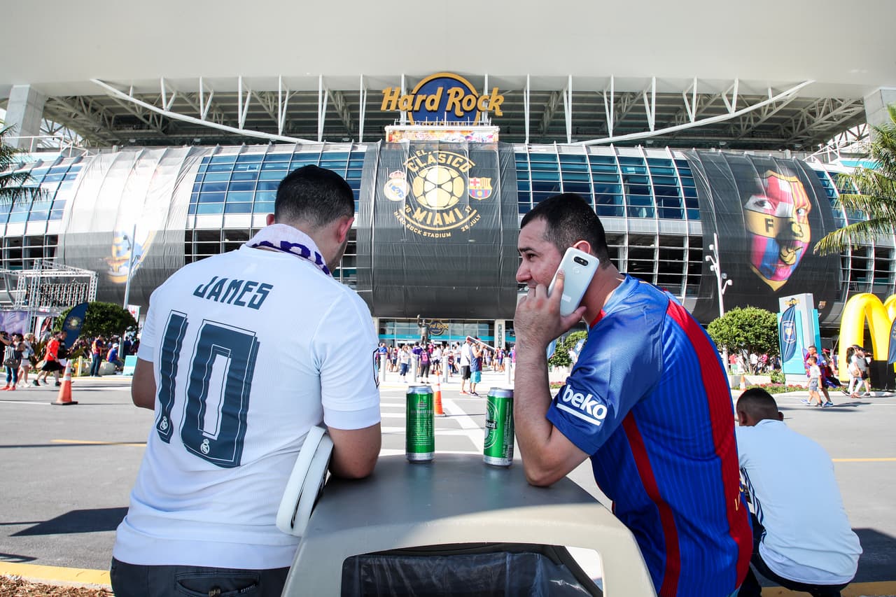 A pesar de la gran rivalidad entre los dos equipos, para los aficionados de Miami no había problema en departir con sus amigos del otro bando.