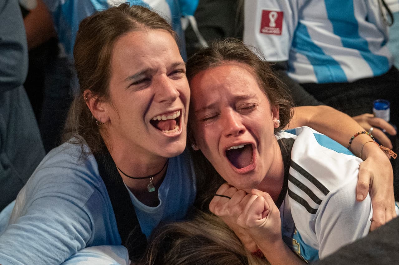 Aficionados de Argentina celebran en un bar de Madrid, España, durante el partido final de la Copa del Mundo de fútbol entre Argentina y Francia en Qatar, el domingo 18 de diciembre de 2022.