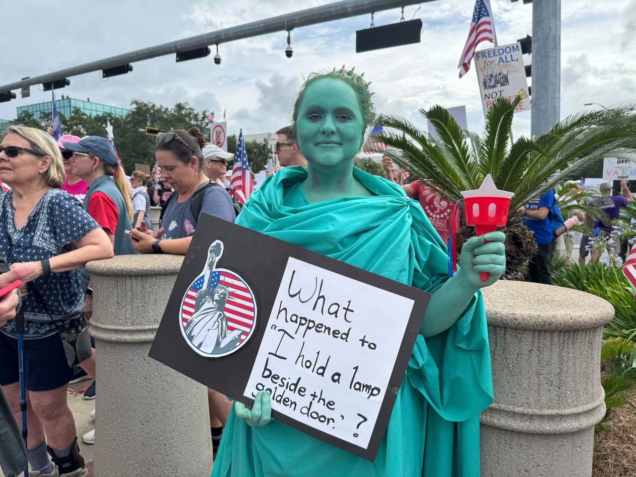 En la imagen una de las manifestantes se disfraza como la Estatua de la Libertad durante las prostestas en Tallahassee.