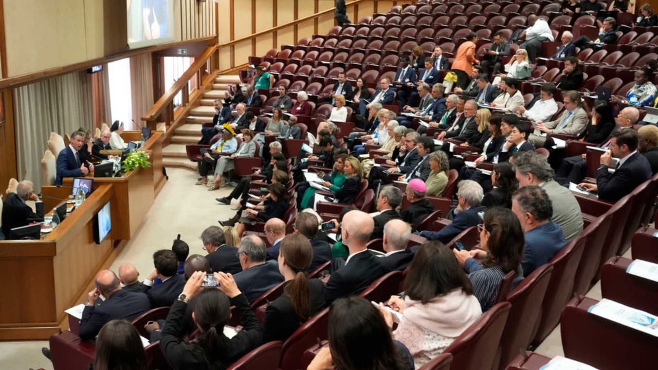 Durante su intervención, el gobernador Newsom afirmó que California mantiene una relación estable y continua con el tema de cambiar la forma en que se produce y consume energía, así como con la administración ambiental. Esta relación se mantiene independientemente de lo que suceda a nivel nacional en términos de política y decisiones gubernamentales, dijo.