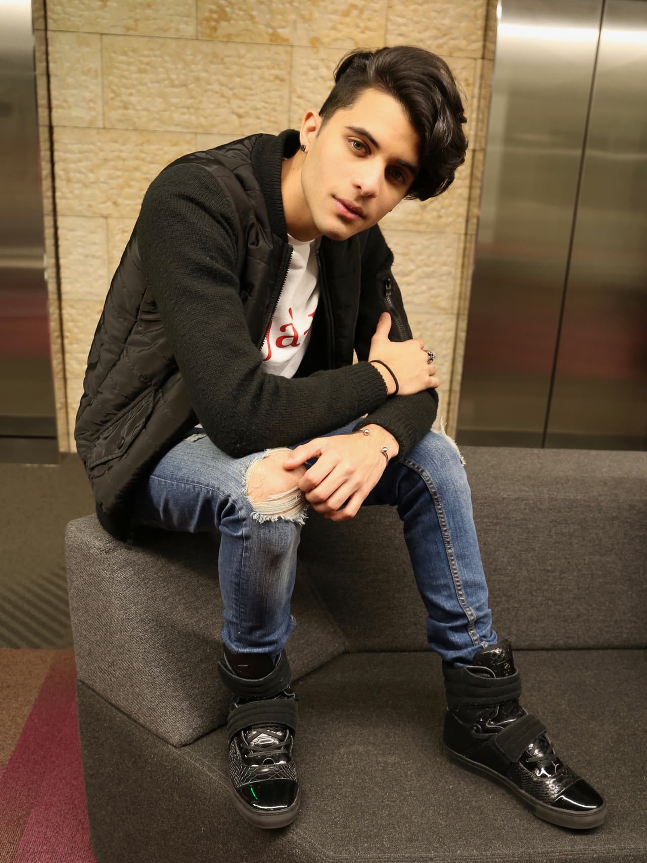 Con tan solo 17 años, el cubano sabe vestir muy bien y usualmente opta por un 'look' más casual con jeans, chamarra y playera, sin olvidar su tradicional 'melena' por un lado.