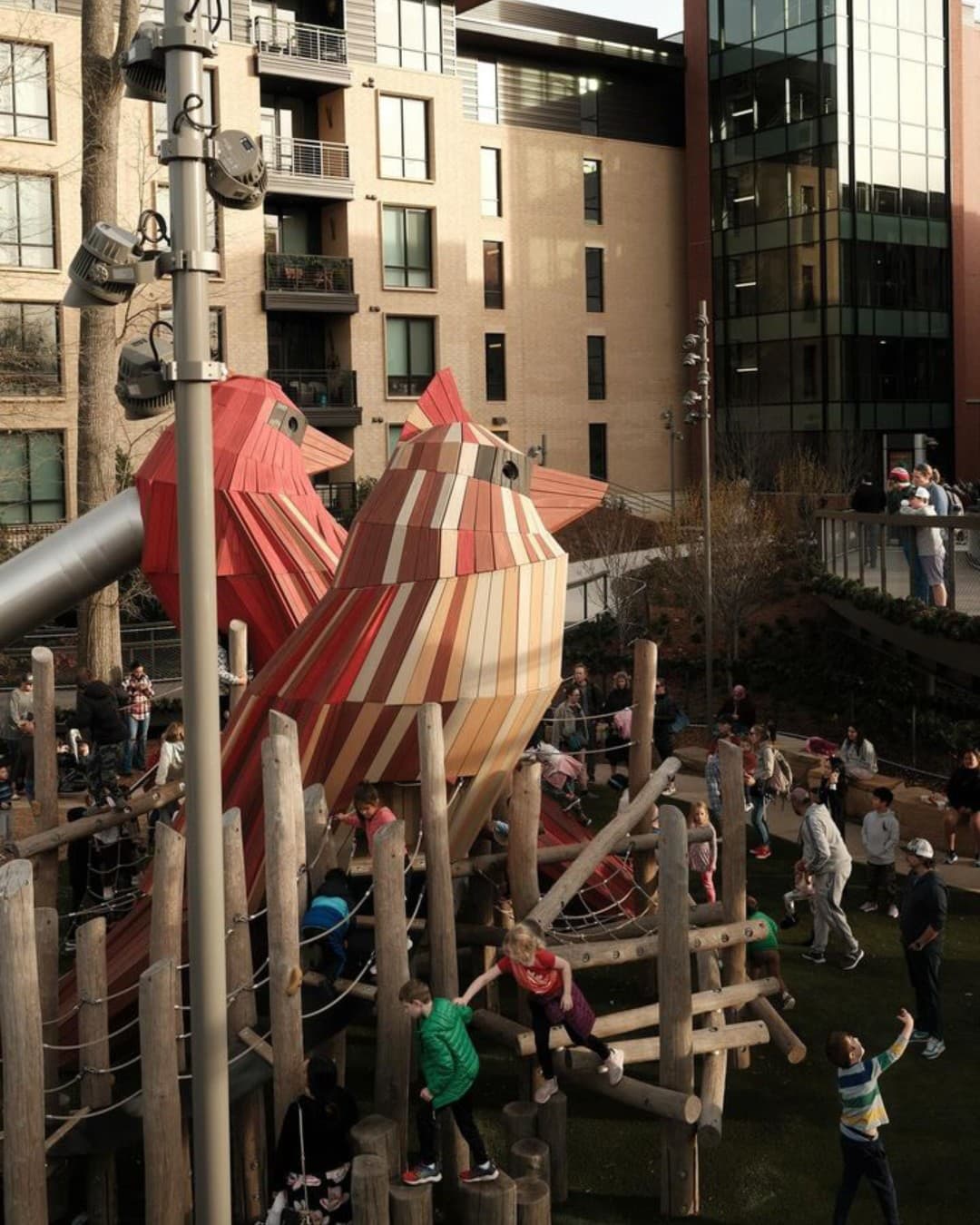 <b>Downtown Cary Park</b>
<br>
<b>Sitio web</b>:
<a href="https://downtowncarypark.com/">https://downtowncarypark.com/</a>
<br>
<b><a href="https://maps.app.goo.gl/6zraY9RsymkT4Eiw8">Cómo llegar</a> </b>
<br>
<br>El nuevo Downtown Cary Park abrió sus puertas el 19 de noviembre. El área de juegos "The Nest" cuenta con toboganes para niños pequeños y dos estructuras con formas de cardenales grandes para que los niños mayores puedan trepar y deslizarse. También hay una zona de chapoteo estacional, parques para perros, un bar para perros, un snack bar para humanos, una pasarela elevada, jardines y mucho más.