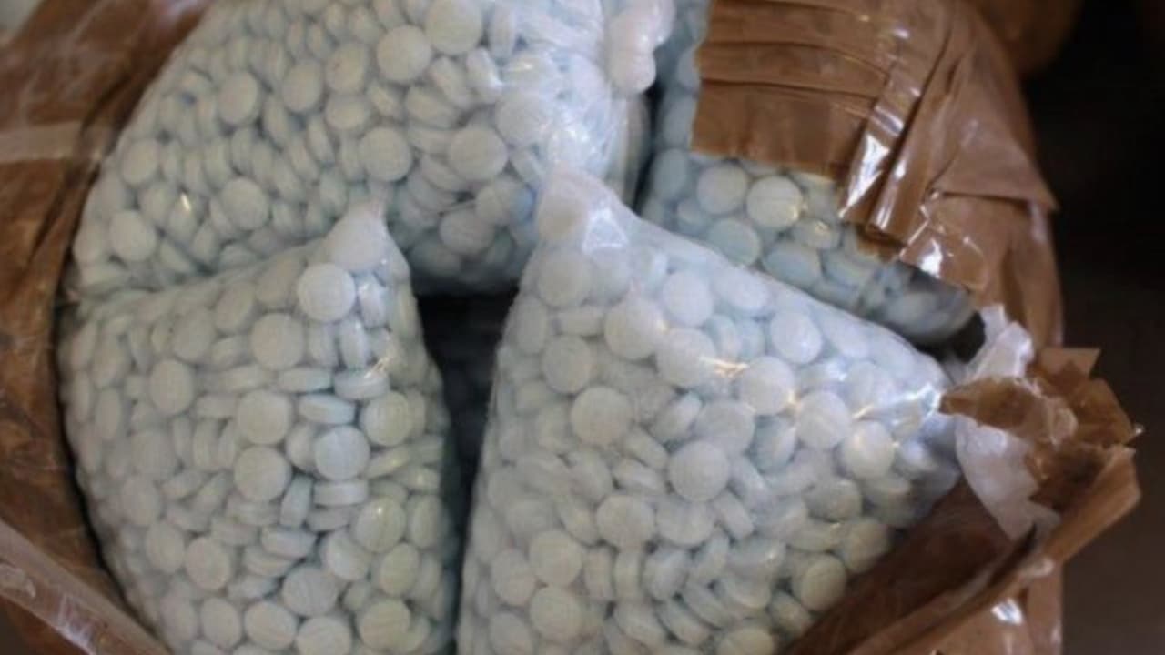 Oficiales de CBP en el puerto fronterizo de Nogales detuvieron 3 vehículos que venían cargados con drugas durante el fin de semana, decomisaron un total de más de medio millón de pastillas de fentanilo, 12.35 libras de polvo de fentanilo y 9.8 libras de cocaína.