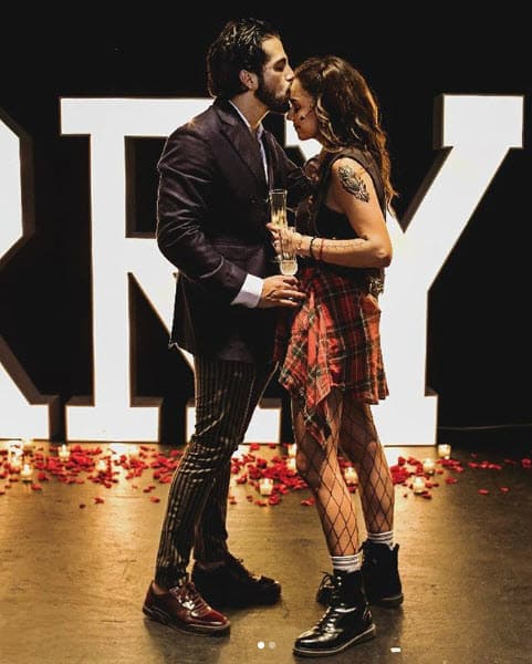 "Con la misma valentía y 
<b><a href="https://www.youtube.com/watch?v=0JjwVlgULQM" target="_blank">con el mismo amor debes tener los huevos</a></b> para ir a decirle 'gracias, todo ha sido increíble, pero hasta aquí llegué. Gracias por todo'", opinó en el segmento presentado este lunes 28 de junio, casi solo un mes después de su sonada separación de Claudia Martín. 
<br>