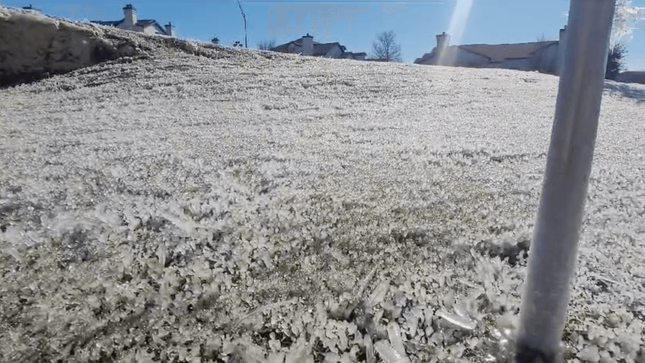 En la ciudad de Austin, se rompió un récord de temperatura baja, donde llegó a 16 grados en Camp Mabry.