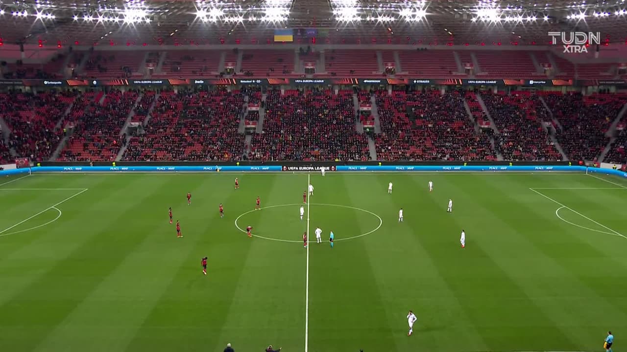 Arranca el partido y la pelota está en juego.