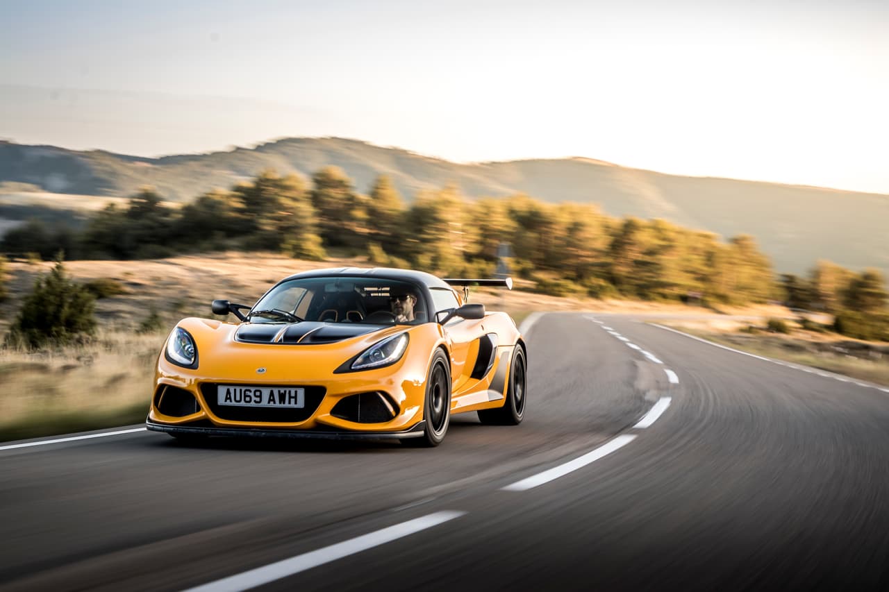 <b><u>Lotus Exige (2000-hoy)</u></b>
<br>En el año 2000 Lotus lanza al Exige (Serie 1) como la versión coupé del Elise. Motor de 4 cilindros naturalmente aspirado de 1.8 litros capaz d producir 177hp @7,800rpm (la versión para circuito ofrecía 190hp), transmisión manual de 5 velocidades. Capaz de alcanzar velocidad máxima 136mph (219km/h).
<br>