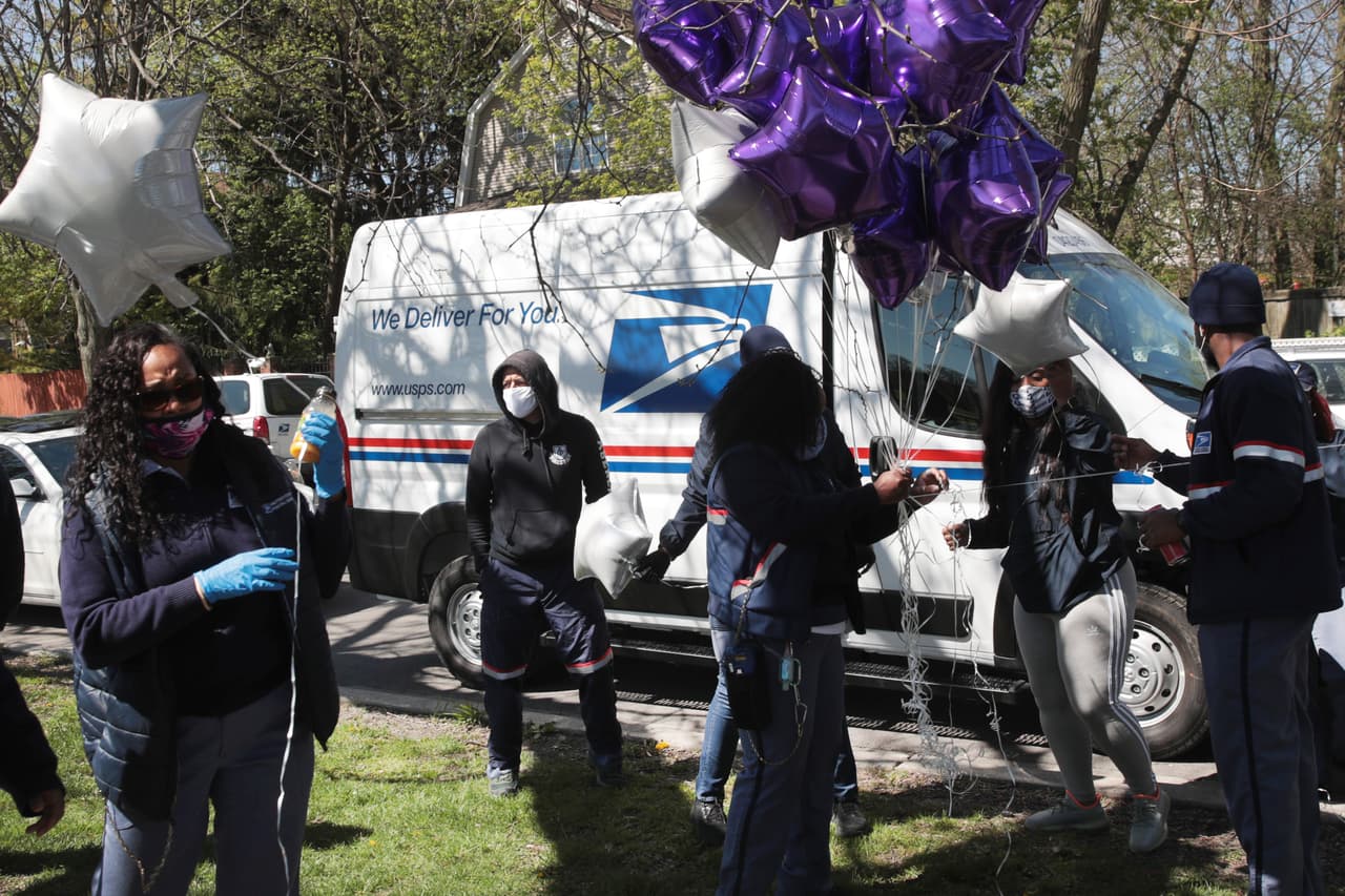 Unique Clay era una madre de 31 años y trabajaba en la oficina de correos del barrio Kilbourn Park, en Chicago. Ella fue la primera trabajadora del servicio postal de la ciudad en morir por el virus. Sus compañeros la despidieron con globos de colores.