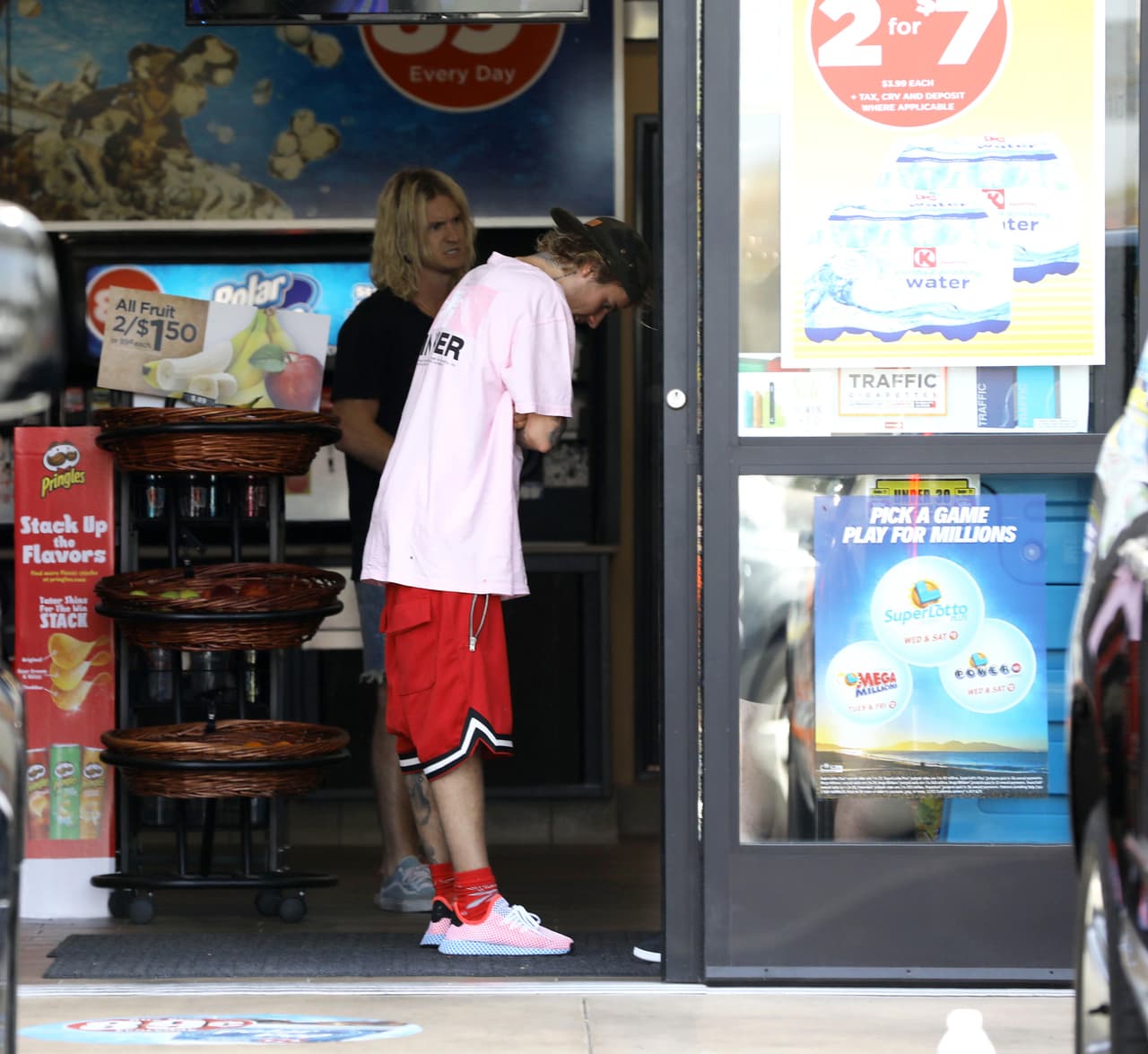 Antes de navegar, el artista canadiense visitó una tienda de licores junto a un grupo de amigos y salió de allí con Corona en mano.