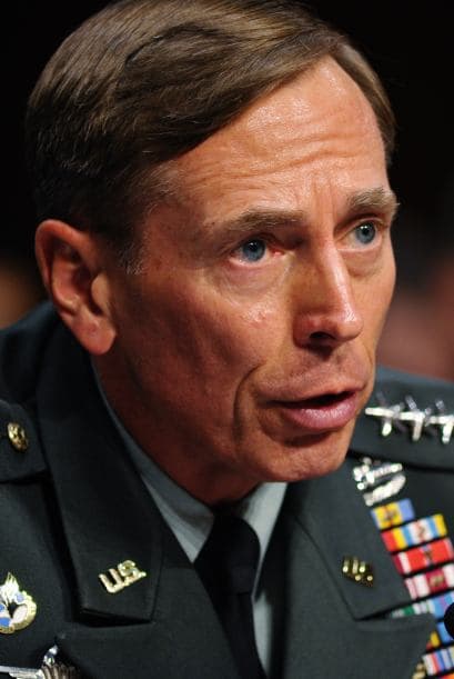 "Después de estar casado durante más de 37 años, cometí un error grave al involucrarme en una aventura extramatrimonial. Este tipo de comportamiento es inaceptable como esposo y también como líder de una organización como la nuestra", dijo Petraeus en un mensaje al personal de la agencia de inteligencia estadounidense, tras haber presentado su renuncia a la Casa Blanca "por razones personales".