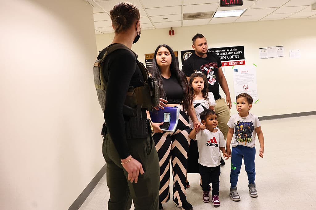 El 30 de junio de 2025, un individuo es liberado tras un intento de detención por ICE al salir del Jacob K. Javitz Federal Building en Nueva York. Según UC Berkeley, los arrestos han crecido en 38 estados, con ICE enfocándose en quienes asisten a audiencias judiciales. (Foto por Michael M. Santiago/Getty Images)
<br>
<br>