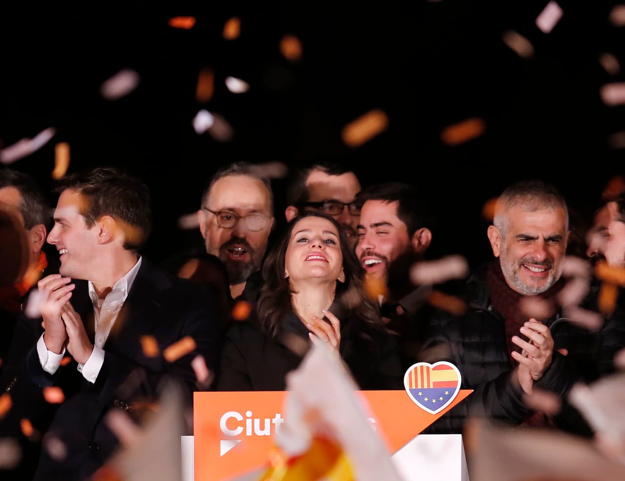 La candidata del partido Ciudadanos Ines Arrimadas, el líder del partido Albert Rivera y el candidato Carlos Carrizosa celebran en las elecciones regionales catalanas.
