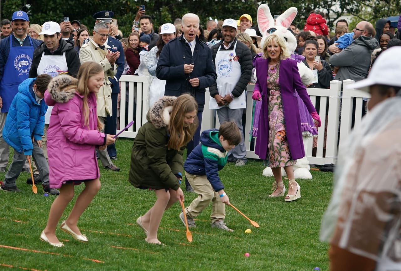 Joe y Jill Biden observan el lanzamiento anual de huevos de Pascua de la Casa Blanca. 
<br>
<br>
<br>