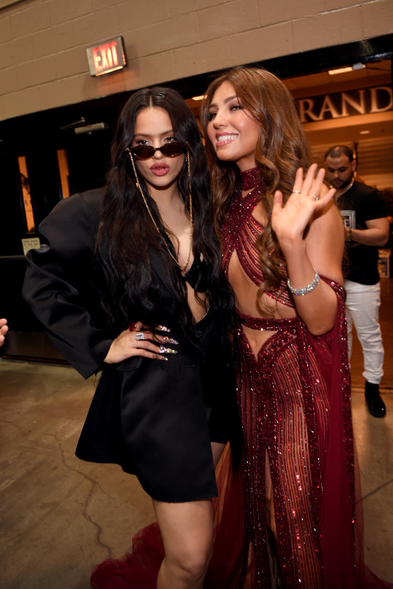 Por otro lado, su sensual atuendo rojo se convirtió en tendencia en redes sociales. Sus más de 24 millones de seguidores la llenaron de halagos.
<br>