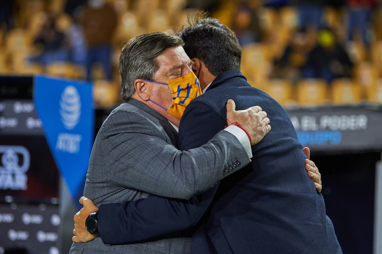 Los técnicos se dieron un caluroso abrazo.