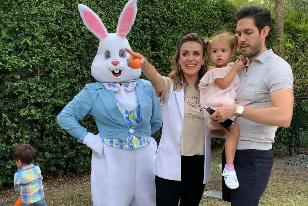 Para Carolina Sarassa, la familia es lo más importante y atesora cada instante con su esposo Andrés Chacón y su hija.