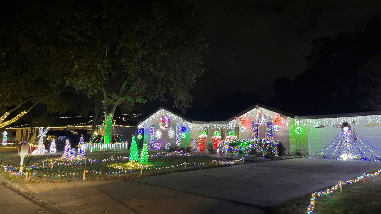 Para poder ver las luces y los grandes adornos, es necesario que vayas con tiempo, porque hay filas para poder ver las casas adornadas.