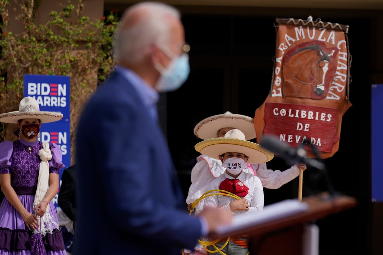 El candidato presidencial demócrata Joe Biden se dirige a votantes hispanos el 9 de octubre de 2020 en Las Vegas.
