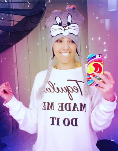 Thalía imitando a Bugs Bunny.