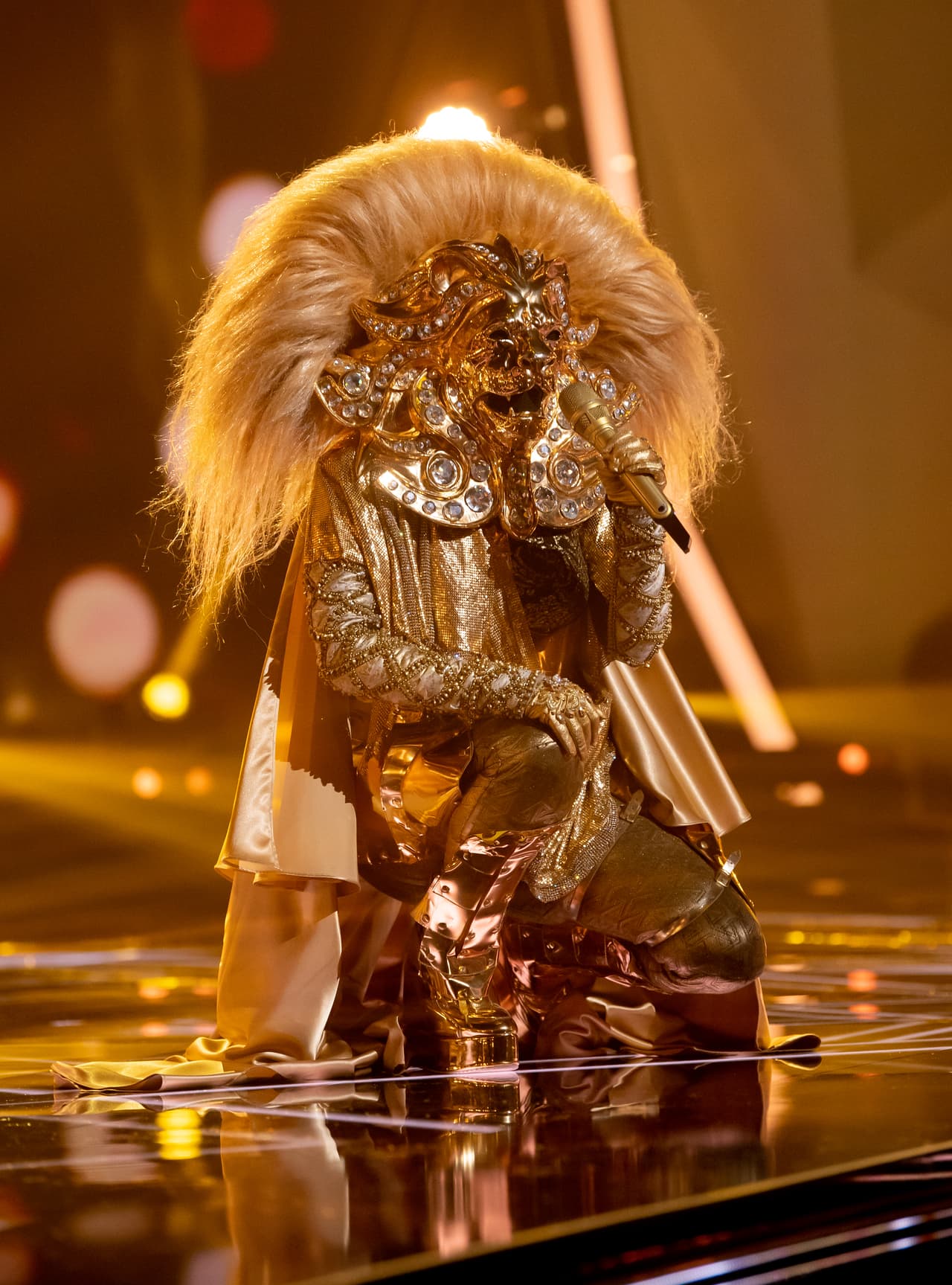 El personaje Más Bohemio y Chic en los Premios ¿Quién es la Máscara?, fue Leona, quien cantó ‘No querías Lastimarme’. Por su talento los 'investigadores' creen que se trata de Dulce María, Sherlyn o Hannade Ha-Ash.