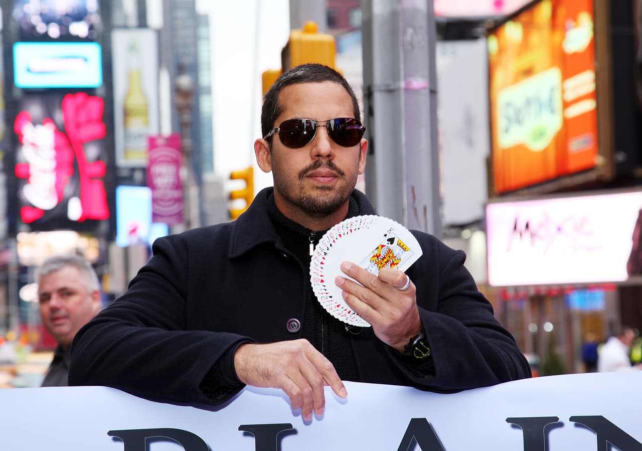 <b>David Blaine</b> es conocido por sus juegos de ilusionismo y escapismo. Se le ha equiparado con el gran Houdini debido a sus actuaciones con un alto grado de riesgo.