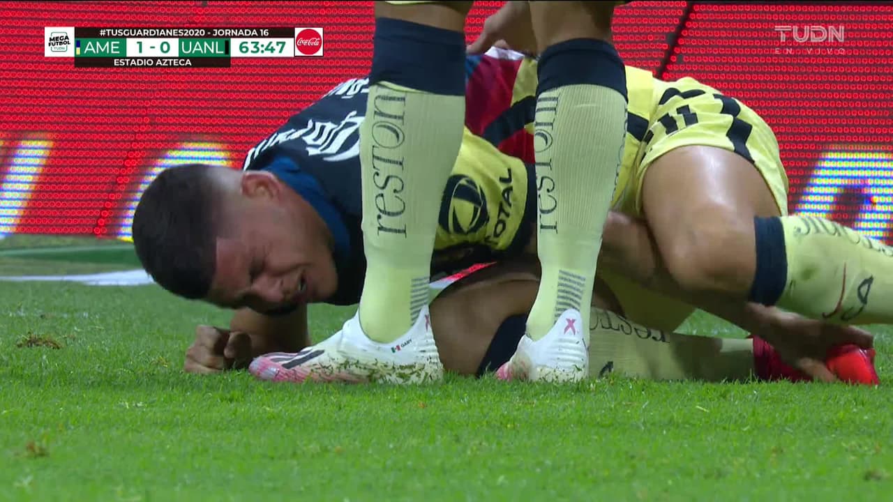 Tarjeta amarilla. El árbitro amonesta a Luis Alfonso Rodríguez de Tigres.