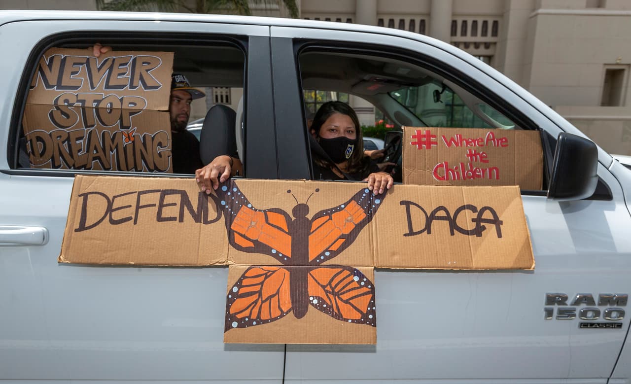 Decenas de personas llegaron al Parque MacArthur y a otros lugares de Los Ángeles para festejar con pancartas y caravanas el fallo histórico de este jueves que permite que el programa de Acción Diferida para los Llegados en la Infancia (DACA) continúe.