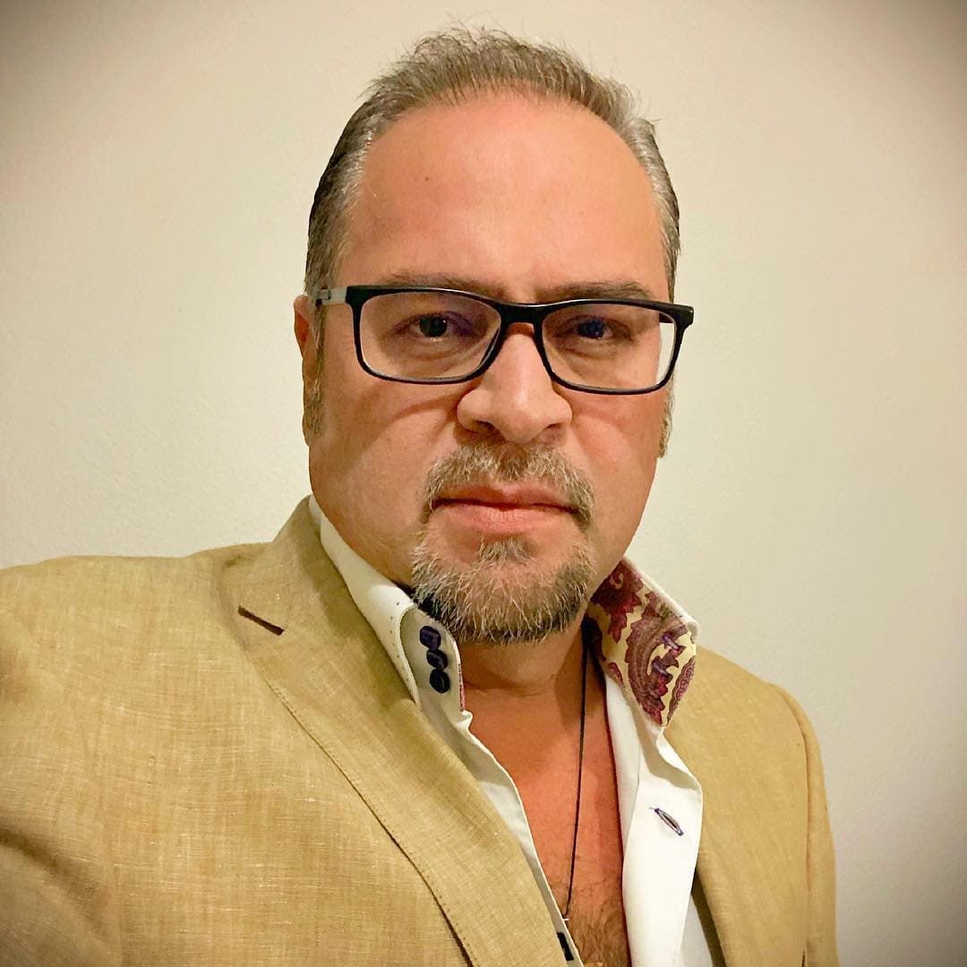 El comediante cuenta con un canal en YouTube, mismo que descuidó por su gran carga de trabajo. Sin embargo, al retomarlo después de un año fue notorio su cambio.