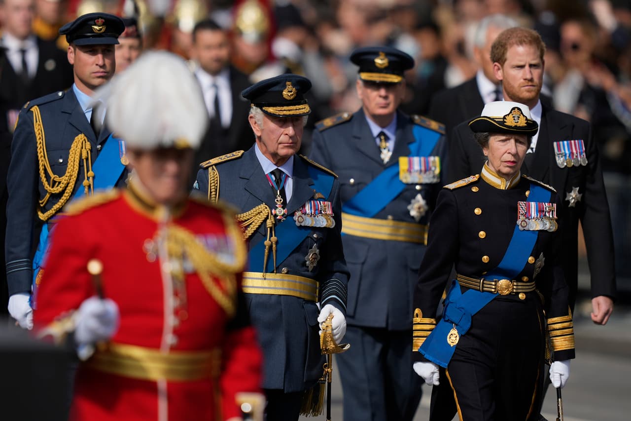 El rey Carlos III encabezó la procesión detrás del ataúd, que estaba coronado por rosas blancas, mienrtas que la corona de la reina Isabel II descansaba sobre una almohada de terciopelo morado. En la imagen, el rey Carlos III aparece al centro, acompañado por la princesa Ana y sus hijos, el príncipe Harry y el príncipe Guillermo.