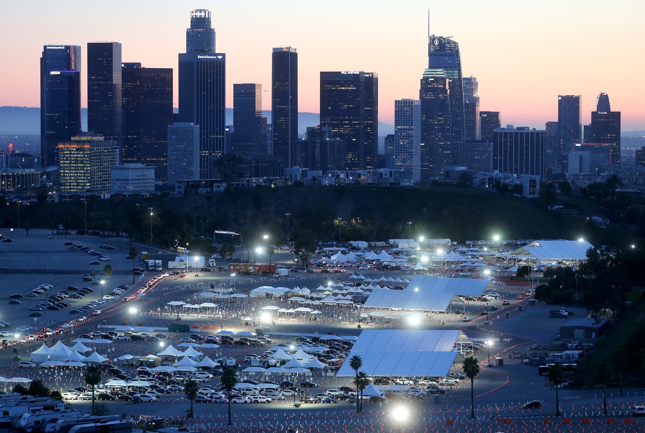 Un masivo sitio de vacunación en el Dodger Stadium, cerca del centro de Los Ángeles, en California.