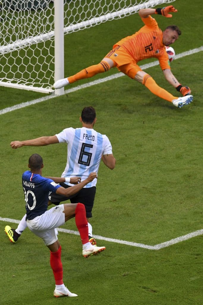 Sin embargo, Mbappe puso su segundo tanto del partido al minuto 23 del segundo tiempo con un remate imposible para el 4-2.