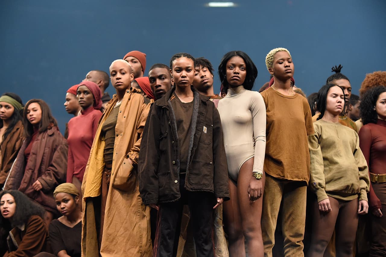 El escenario del Madison Square Garden, de Nueva York, se llenó de cientos de modelos que en una interesante combinación de razas, alturas y siluetas dejaron ver las apuestas básicas y de colores planos del rapero en su tercera colección para Yeezy. Durante más de una hora se mantuvieron inmóviles parados.