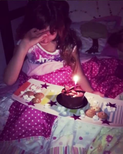 Elissa Marie, la hija mayor de Gabriel y Geraldine, cumplió 8 años. Muy temprano sus padres la despertaron para cantarle las tradicionales "Mañanitas" y hasta le llevaron pastel a la cama para que apagara las velitas.