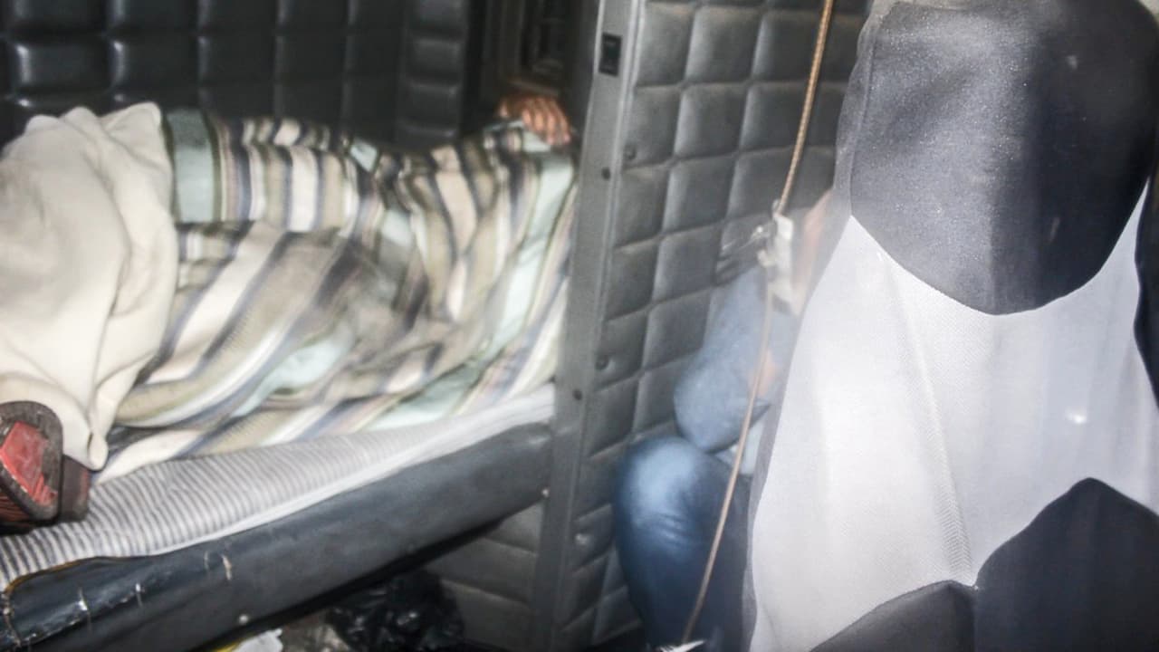 <a href="https://twitter.com/CBPSouthTexas/status/1005559611636834304"><b>Junio 8</b></a>: Seis indocumentados procedentes de Brasil fueron descubiertos dentro de la cabina de un camión de carga que intentó cruzar por el puesto de control en la autopista 83 al norte de Laredo, Texas.