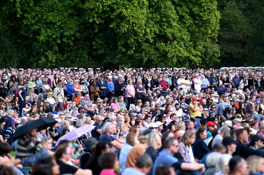 La multitud acompañó la procesión en silencio, aunque en ocasiones irrumpió en aplausos.