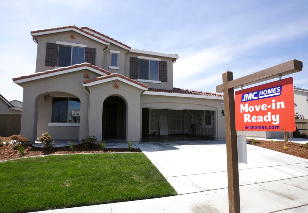 <b>7. <a href="https://www.calhfa.ca.gov/homebuyer/programs/conventional.htm " target="_blank">Programa de préstamos convencionales de CalHFA</a>: </b> El programa Convencional de CalHFA es un préstamo hipotecario para compradores por primera vez el cual es “asegurado a través de un seguro hipotecario privado en el mercado convencional. La tasa de interés del CalHFA Convencional es fija a lo largo del plazo de 30 años”.