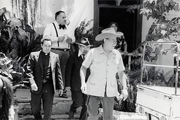 No hay tierra sin dueño(2003), HondurasDirector: Sami KafatiGuión: Sami KafatiReparto: José Luis López, Saul Toro, Daniel Vasquez Una desgarradora historia sobre un propietario de tierras que maltrata a los habitantes de la zona y causa la muerte y la tragedia, mientras los campesinos buscar mejorar sus condiciones y vivir en paz. El film muestra la intersección entre la corrupción gubernamental, policial y empresarial, incluyendo una crítica a la intervención estadounidense en la zona.