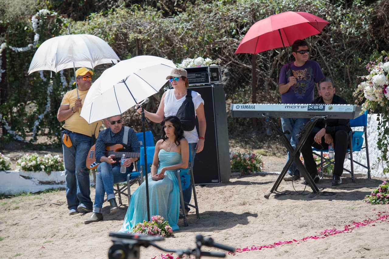 Aunque el clima fue perfecto, los actores tuvieron que cubrirse del sol.