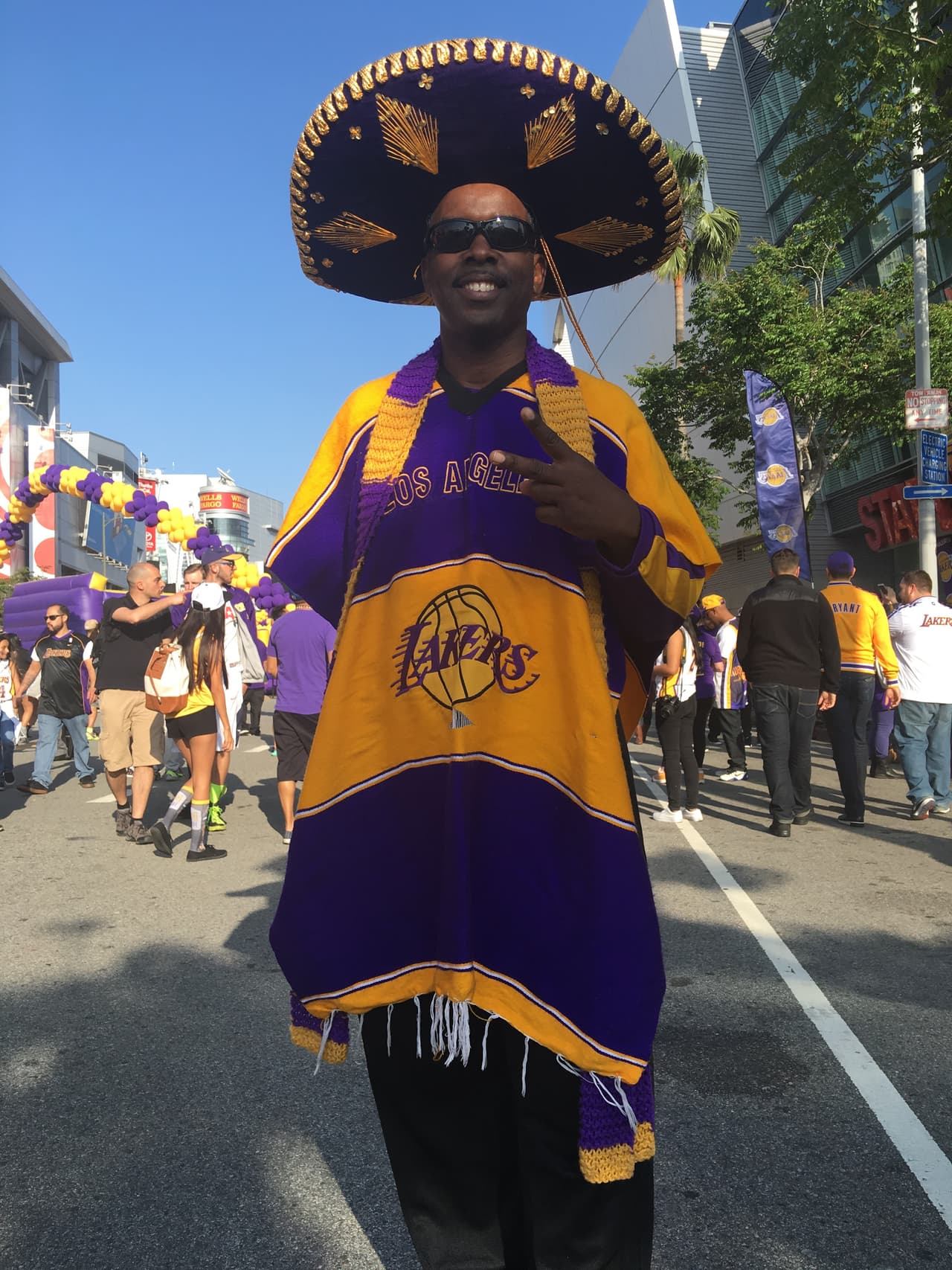 Aficionado afroamericano de Lakers que se hace llamar "Sombrero Uorry".