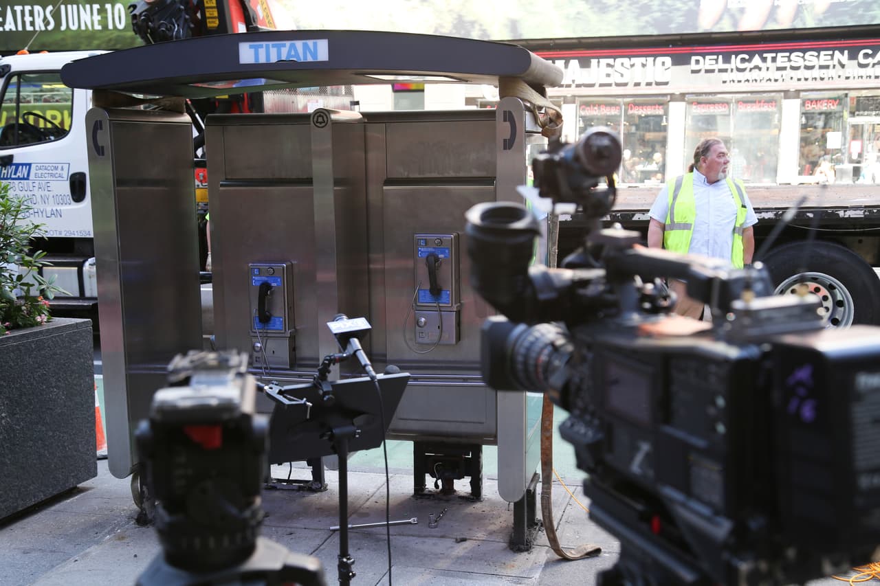 En marzo de 2015, había 8.178 teléfonos públicos de pago activos en las aceras de la ciudad según el sitio web de la oficina de Información de Tehcnología y Telecomunicaciones de NYC.