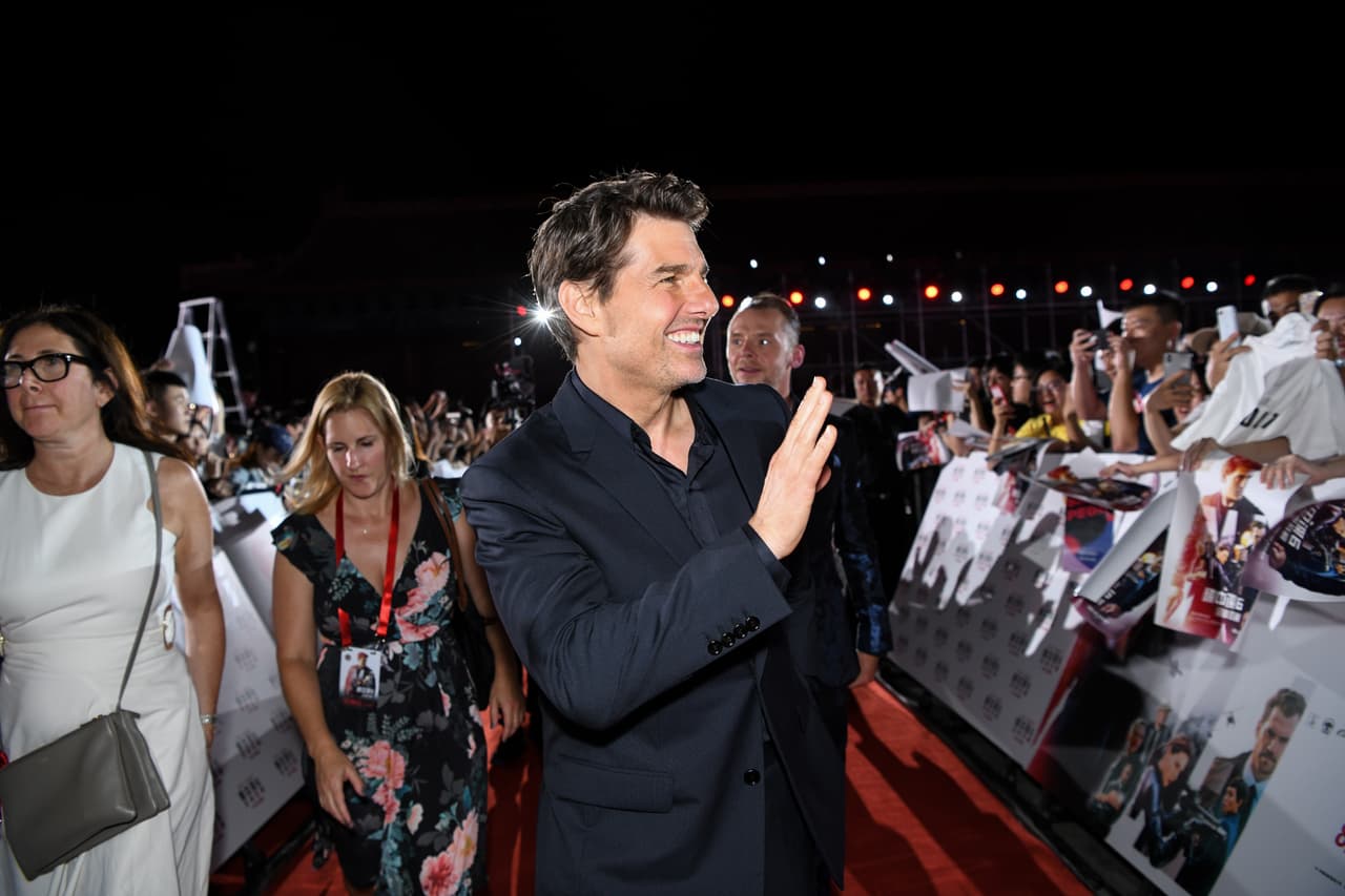 Cruise tampoco es un improvisado en materia de condición física. Además de que se mantiene en forma, su físico le permite realizar la mayoría de 
<b><a href="https://www.univision.com/famosos/tom-cruise-no-mide-bien-y-se-estrella-contra-una-pared-filmando-mision-imposible-6-fotos">sus escenas de riesgo y acción</a></b> en las películas en las que participa. Es conocida su fama por rechazar dobles para ejecutar este tipo de tomas.