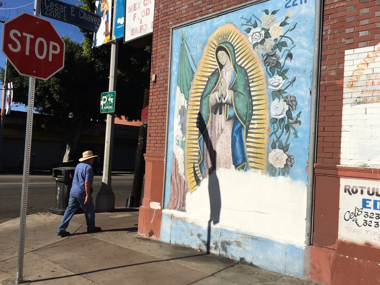 Uno de los pocos murales religiosos en el Este de Los Ángeles que han sido dañados por el grafito.