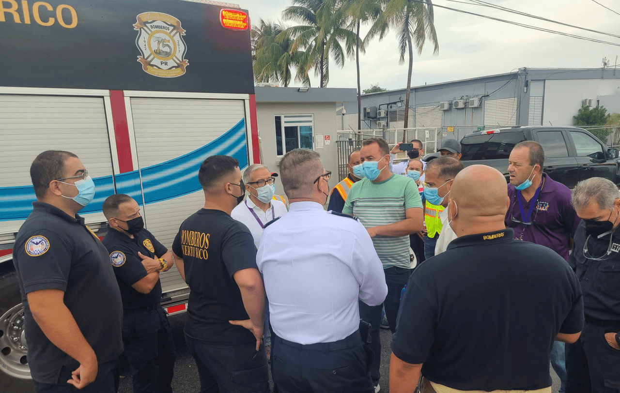 Los bomberos se movilizaron de inmediato y ordenaron el desalojo de la instalación.