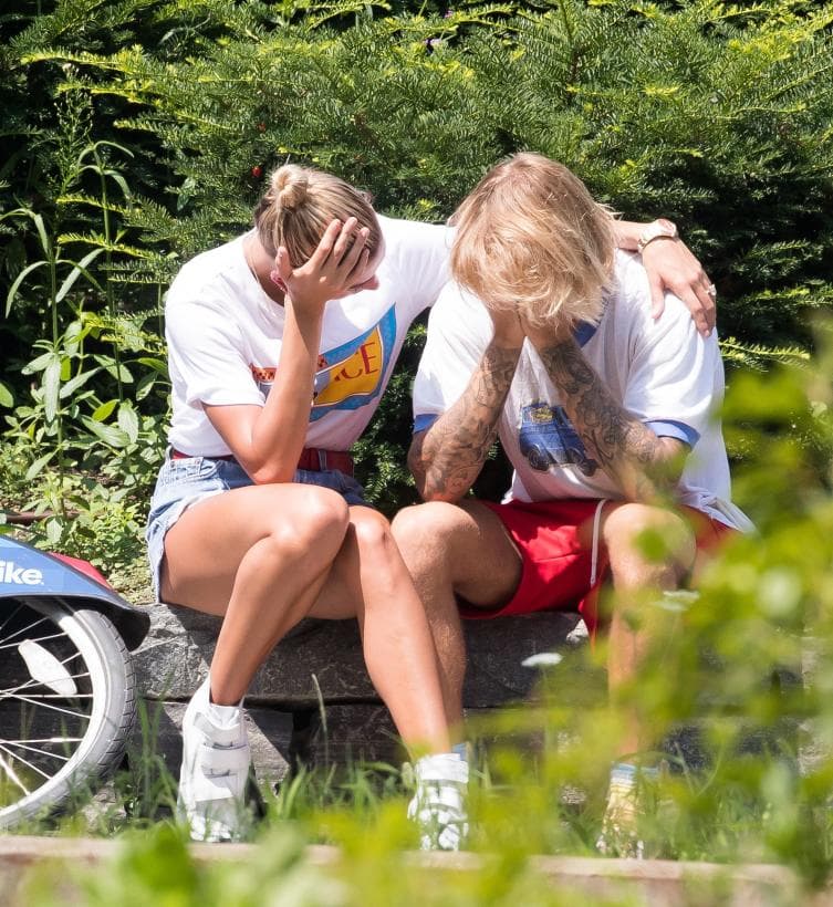 Hailey hizo todo lo posible por consolar a Justin, y en un momento sus cabezas estuvieron juntas durante tanto tiempo que 
<b><a href="https://www.univision.com/entretenimiento/no-hay-marcha-atras-justin-bieber-y-hailey-baldwin-buscan-casa-y-ella-habla-de-hijos-fotos">parecía como si la pareja estuviera rezando</a></b>, según reportó The Grosby Group.