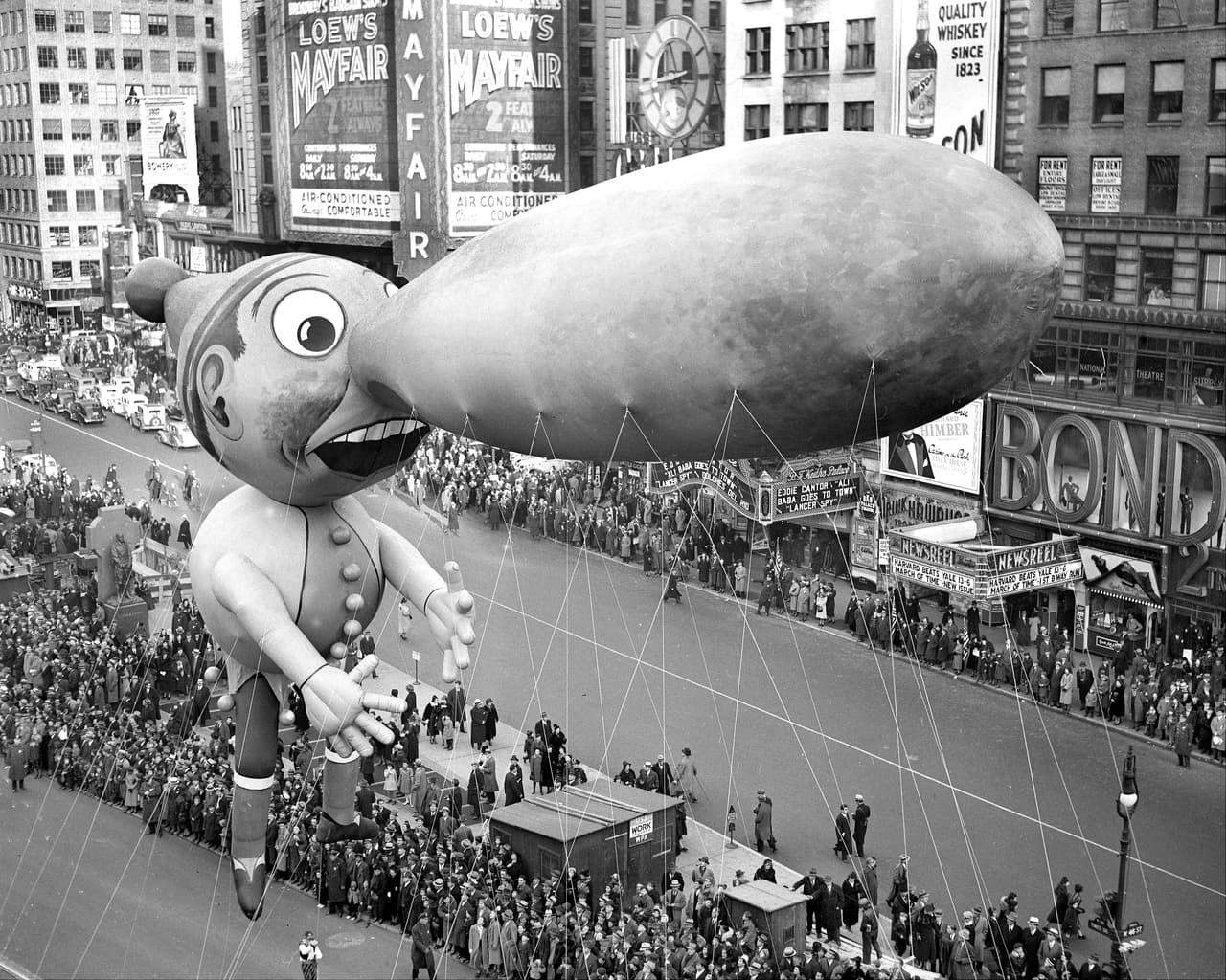 Un inmenso globo flota por la avenida Broadway en el desfile de 1937. En su primera edición, en 1924, participaron los trabajadores de la tienda Macy's, junto a carrozas, cuerpos de baile y bandas musicales. Fue visto por al menos 250,000 personas y se convirtió en una tradición anual.