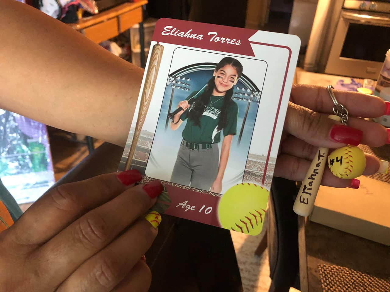 Mientras continúan las declaraciones de los testigos en la audiencia del Comité de Investigación del tiroteo en la Escuela Primaria Robb en Uvalde, la abuela de la niña la recuerda a un mes de su muerte.
<b> “Yo la lloro… tengo rencor por todo lo que paso… queremos respuestas. Era mi enfermerita"</b>, dijo Cabrales.