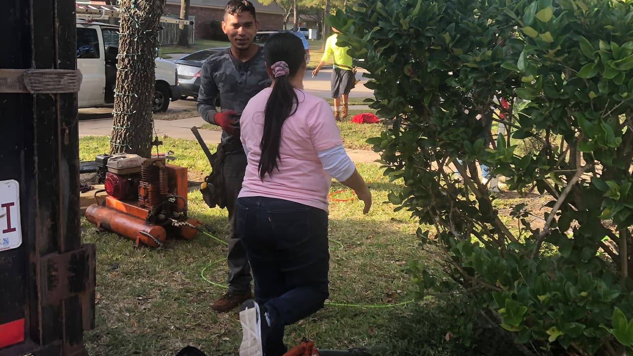 La mexicana María Herrera, madre de dos, ha realizado la función por 13 años, cuando decidió dejar su trabajo en una escuela donde ganaba muy poco.