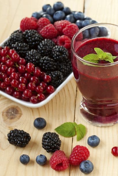 La fruta en trozos funciona muy bien luego de un rato en el freezer. ¡Recuerda añadirle líquido a la licuadora, para evitar dañarla!