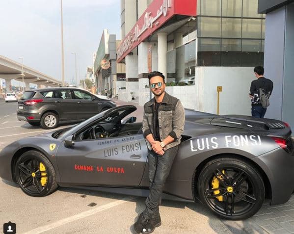 El cantante no perdió oportunidad de sumarse al estilo de vida de Dubai y condujo este
<b> Ferrari 458 Spider, </b>rotulado con su nombre y el de su sencillo 'Échame la culpa', el cual interpreta junto a Demi Lovato.