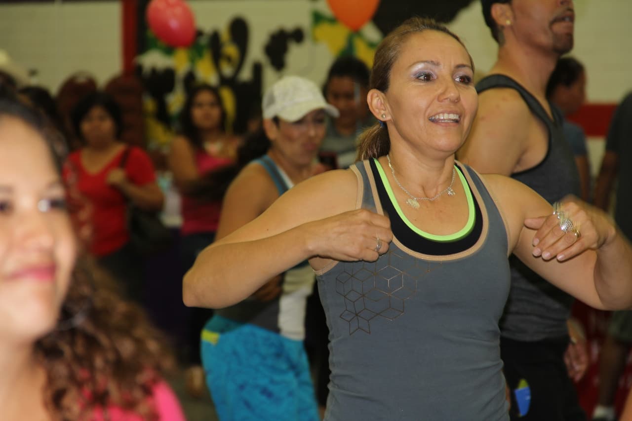 Unas 300 personas asistieron a la feria “Camino a la Salud’, donde se hicieron exámenes gratis, bailaron Zumba y conocieron a la carismática Cecilia Ramírez Harris de Primer Impacto.
